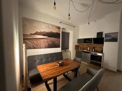 Esszimmer mit Küche mit Spülmaschine und Ofen