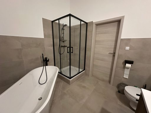 Bad mit Badewanne und Dusche