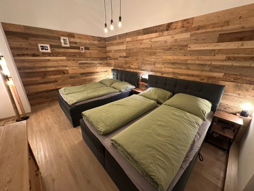 Schlafzimmer mit 2 Doppelbetten